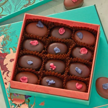 Milk & Dark Chocolate Rose & Violet Creams, 120g