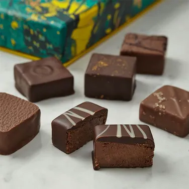 Chocolate Pralines & Ganache Selection Box, 320g