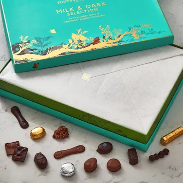 Milk & Dark Chocolate Selection Box, 2.275kg