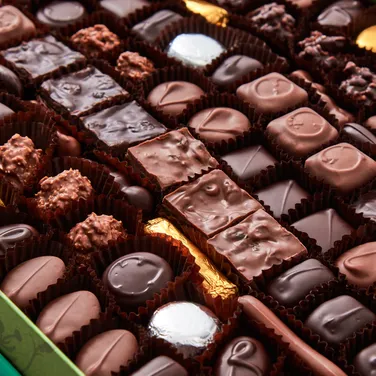 Milk & Dark Chocolate Selection Box, 2.275kg