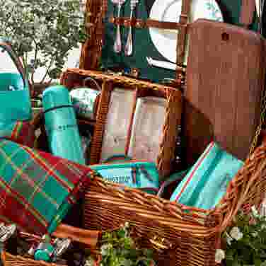 Fortnum's Camellia White Wicker Hamper For Two