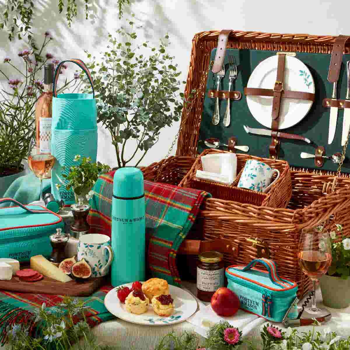 Fortnum's Camellia White Wicker Hamper For Two