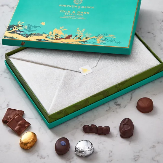 Milk & Dark Chocolate Selection Box, 470g product image